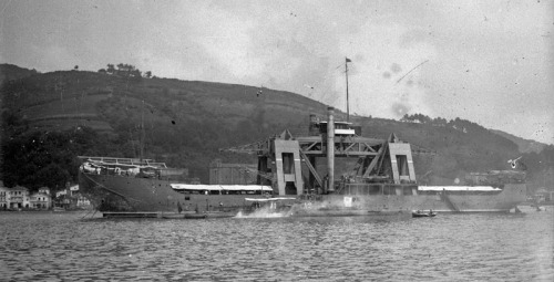Kanguro_y_submarinos_A-1_y_A2_en_la_bahía_de_Pasajes_(1922)