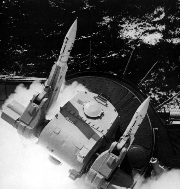 USS_Columbus_(CG-12)_launches_RIM-24_Tartar,_in_1972