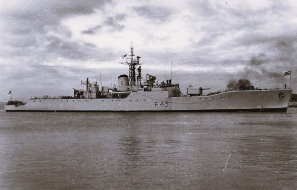 HMS Torquay F-43 04