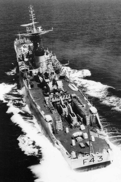 HMS Torquay F-43 05